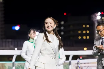 ダート競馬の祭典「JBCクラシック」表彰式に百田夏菜子が登壇　笑顔と純白のドレスで優勝馬らを祝福