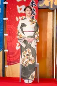 【写真】広瀬アリス、グリーン×ゴールドの着物で登場