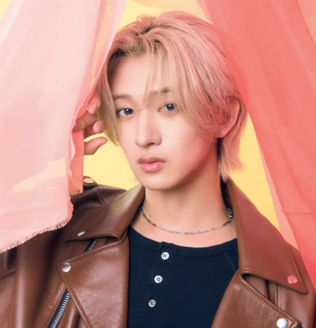 【写真】MAZZEL・NAOYA、布にくるまれ儚い表情を浮かべる