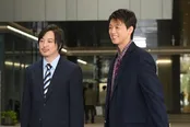 【写真】兄の鷹広(塚本高史)と久々に再会した勝男(竹内涼真)