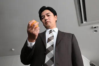 要潤“利人”がオレンジを握りつぶす…視聴者から「こういう役やらせたらピカイチ」の声＜終幕のロンド＞