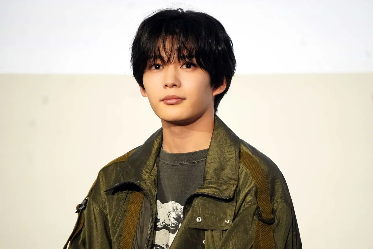 舞台あいさつに登場した長尾謙杜