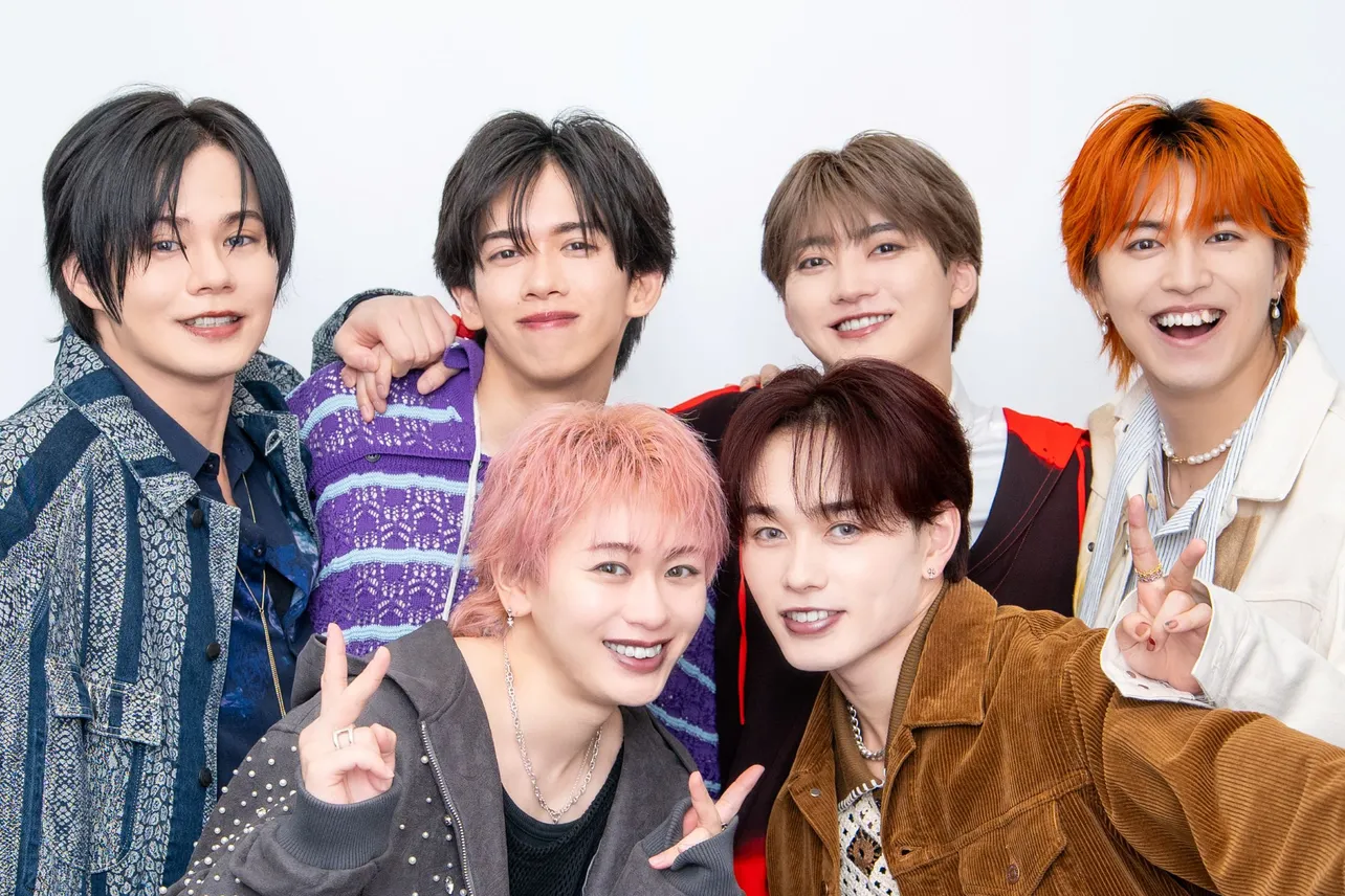 【写真】キュート…ダブルピースするシューヤとメンバーたち