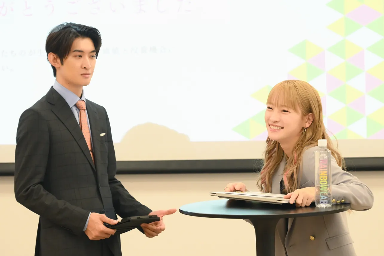 【写真】楽しげな笑顔を浮かべる茉海恵(川栄李奈)と、どこか複雑な表情を見せる竜馬(向井康二)