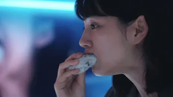 のん“飛鳥”、重要な対局中の“もぐもぐタイム”が話題「のんちゃんの対局飯！」＜MISS KING / ミス・キング＞