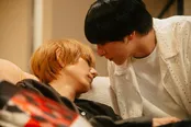 【写真】寝ている羽山(駒木根葵汰)にキスしようとする白崎(新原泰佑)
