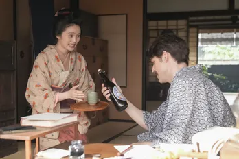 高石あかり“トキ”はクビを回避するため、トミー・バストウ“ヘブン”が求める「ビア」を探す<明日のばけばけ>