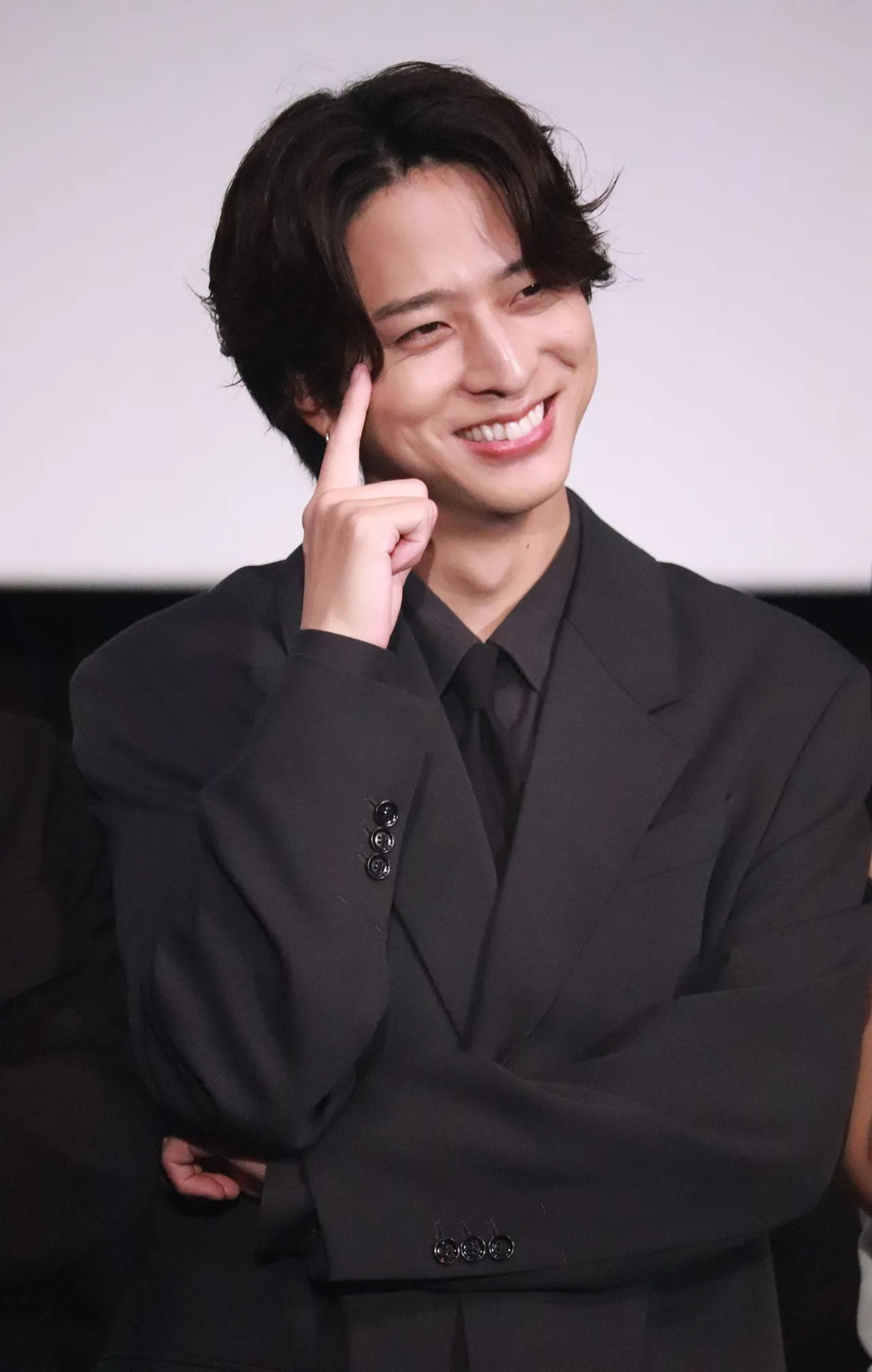 映画「天文館探偵物語」の完成披露試写会に登壇した寺西拓人