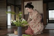 花を生けるトキ(高石あかり)