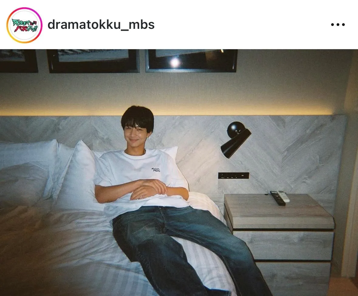 撮影合間にくつろぐ鈴木仁