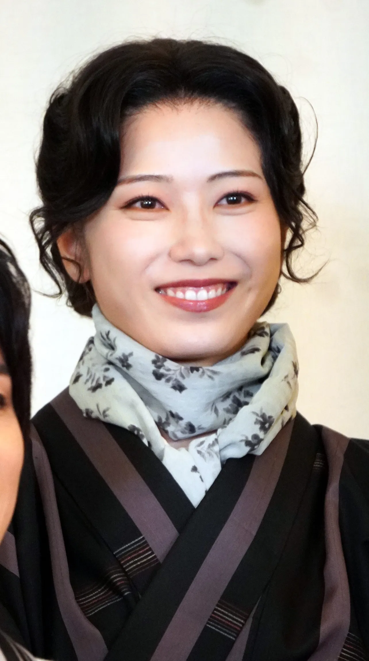 横山由依