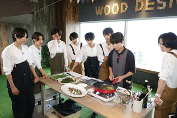 timelesz、食材調理で泥まみれ&汗まみれに 8人の苦労が詰まった“東京アクアパッツァ”が完成<タイムレスマン>