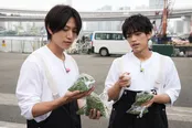【写真】野草探しに夢中になる、橋本将生＆原嘉孝