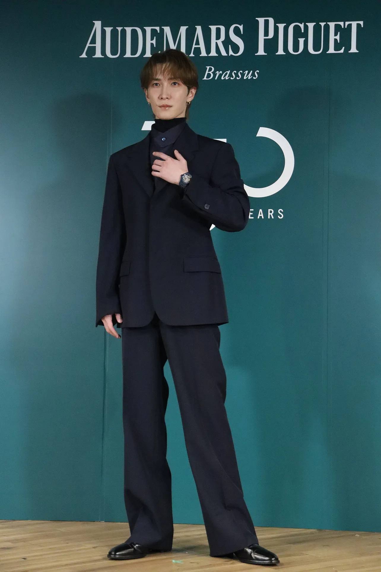 【写真】ダークトーンのブルーで合わせたコーディネートを披露した渡辺翔太