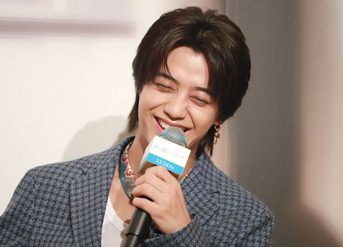 【写真】トーク中、かわいらしい満面の笑みを見せる高橋海人