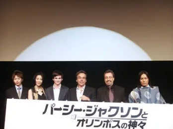 これで映画はすべらない!? 狩野英孝が神主の格好でヒット祈願!