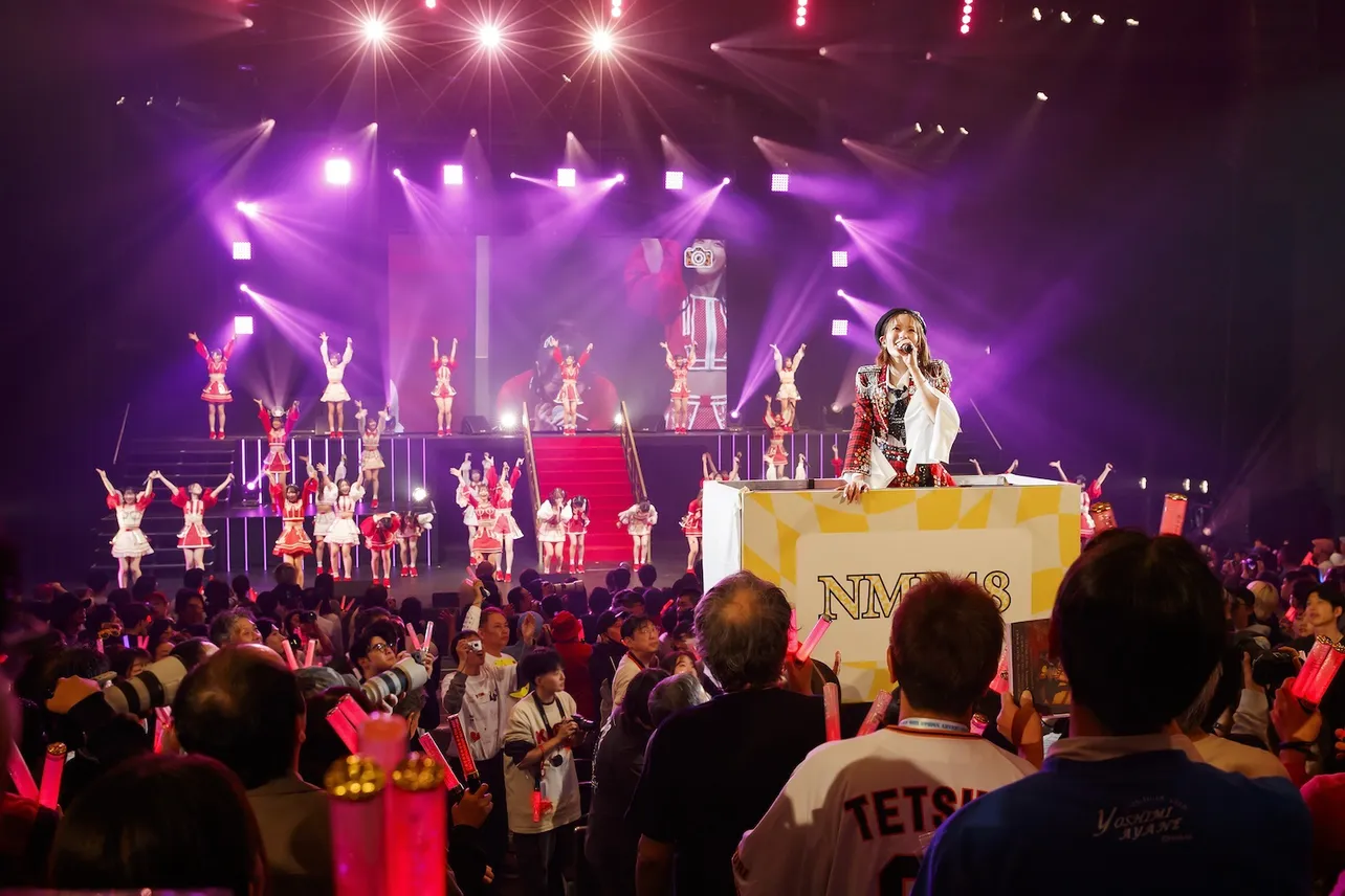 トロッコに乗って客席に繰り出した小嶋花梨
