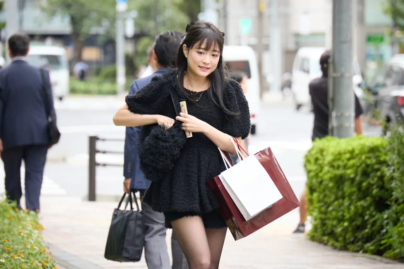 【写真】あざとかわいいミニワンピに身を包みパパ活をする礼奈(大原櫻子)