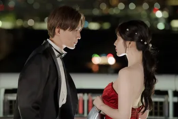 鈴木愛理“愛衣”と八木勇征“旬”は一緒にマンションに入る姿を撮られてしまう…そんな中、2人はパーティーに参加することに＜推しが上司になりまして フルスロットル＞