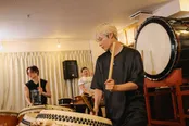 【写真】和太鼓を演奏するアロハ(超特急)