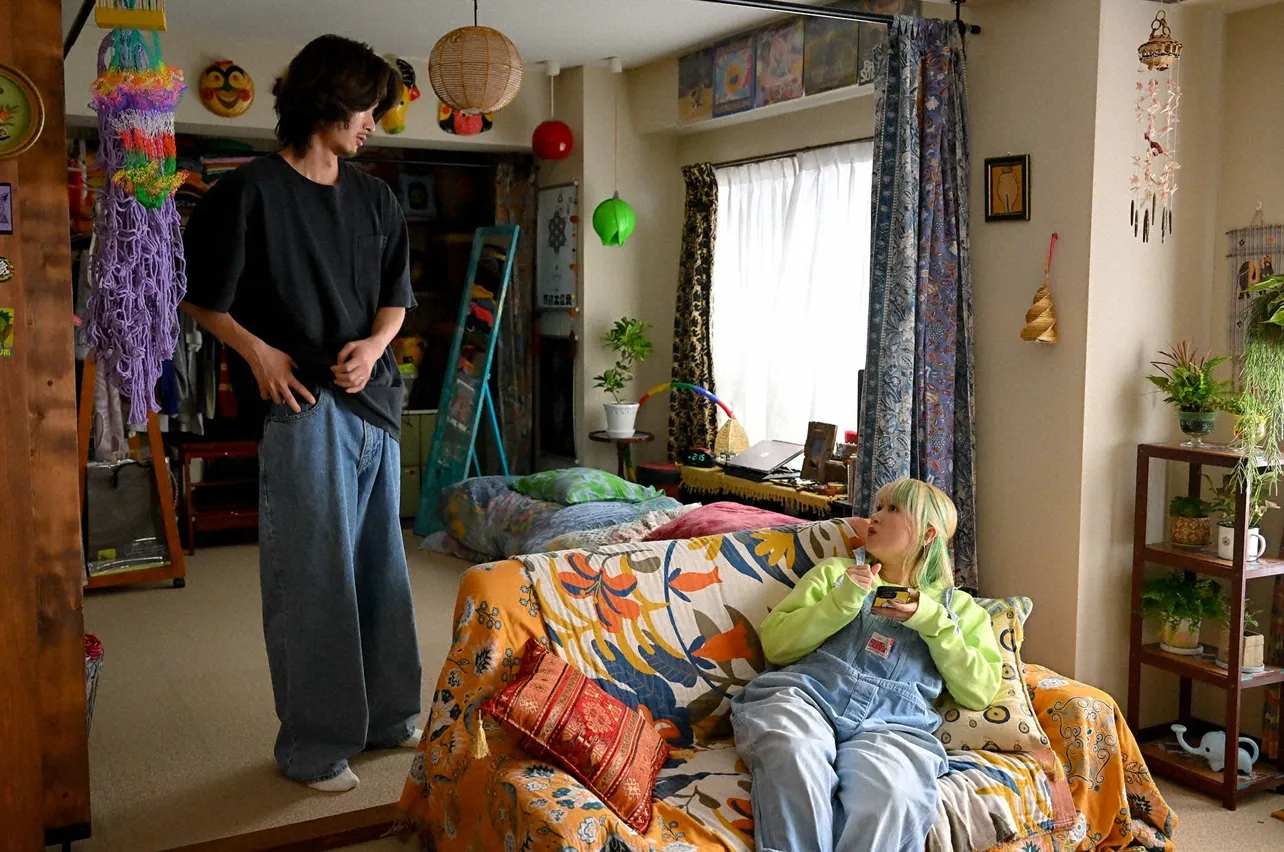 鮎美(夏帆)が別れたことを知り心配する渚(サーヤ)と太平(楽駆)