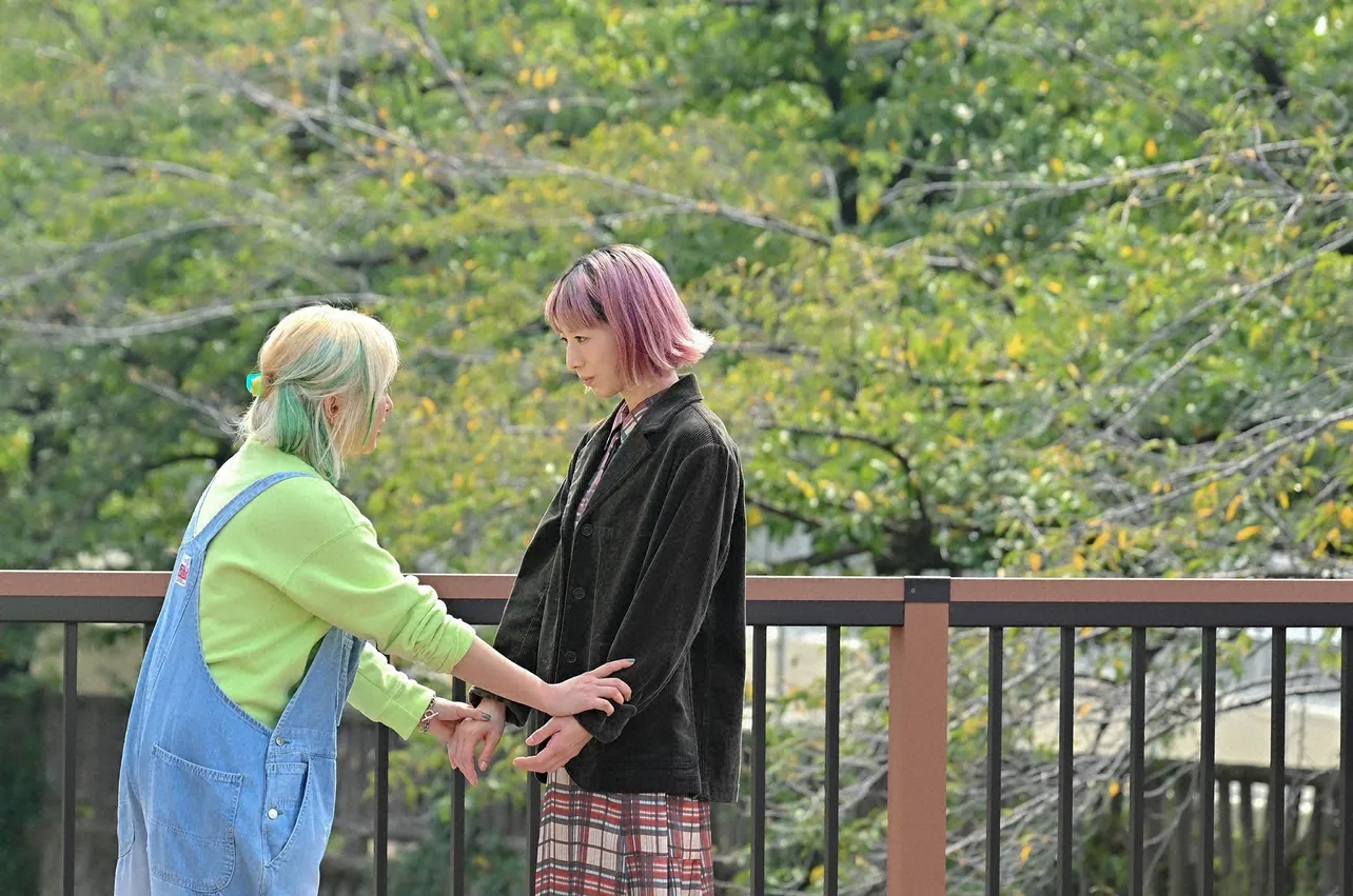 鮎美(夏帆)を心配し声をかける渚(サーヤ)