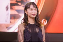 宮崎あおい、窓の外へ“グッドサイン”のオフショットに「ドライブ連れて行って」の声<ちょっとだけエスパー>