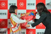 大量のお菓子を受け取り、うれしそうな永尾柚乃