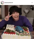 【写真】手越祐也、”索の車”ケーキと一緒に笑顔でピース