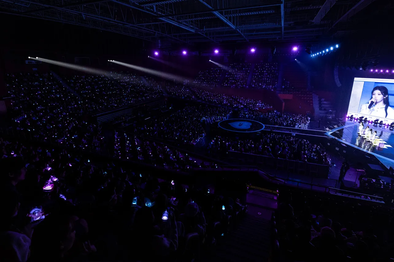 【写真】ILLITがダブルアンコールでファンとの合唱…会場が熱気の渦に包まれる