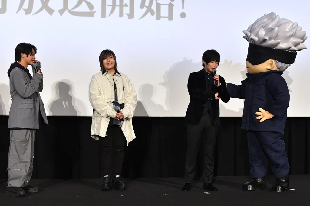 【写真】五条悟(着ぐるみ)が、遊佐浩二の肩をさする一面も