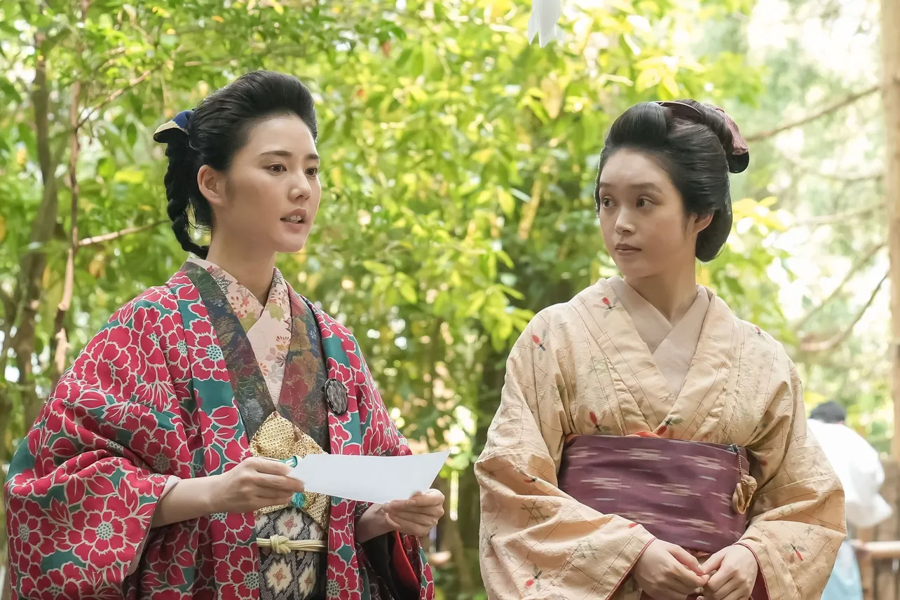 外出するトキ(高石あかり)とリヨ(北香那)