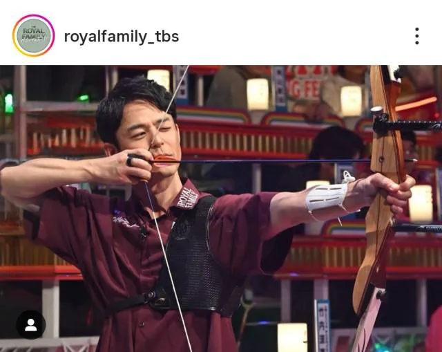 的を狙い精神統一してアーチェリーを行う妻夫木聡