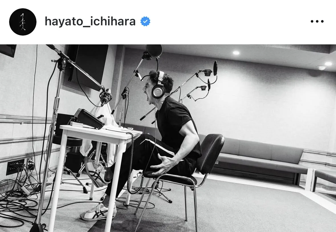 大きな口を開けて叫んでいる様子の市原隼人