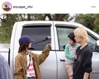 桜田ひより＆志田未来、車内からひょっこり顔出しオフショットに「2人とも小柄でかわいい！」の声＜ESCAPE＞