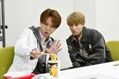 【写真】大槻拓也(BUDDiiS)にカップラーメンを熱く語る寺西拓人