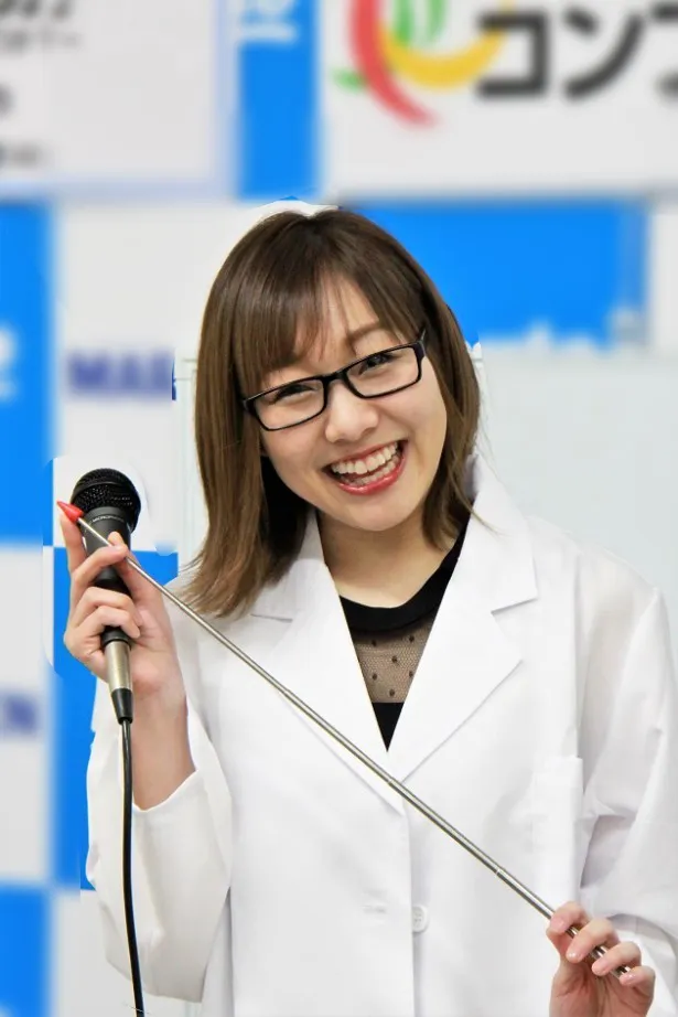 【写真を見る】白衣に眼鏡姿の須田亜香里は色っぽい…？