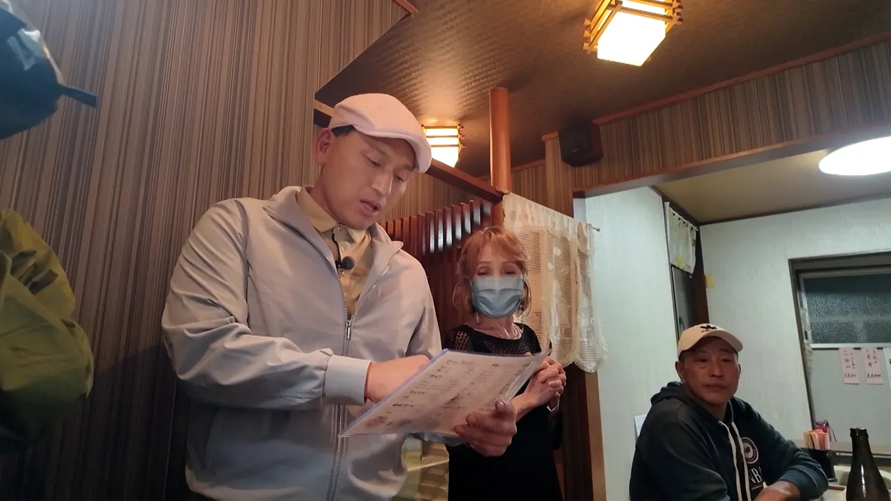 【写真】春日俊彰、「スナックコントのセット」みたいな看板の店に感動