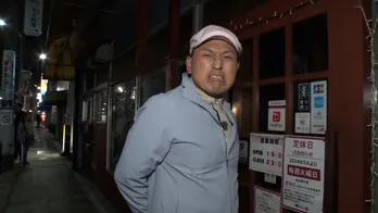 春日俊彰「嘘みたいだね！」志村坂上で出会った“スナックコントのセット”みたいなレトロ看板に一目ぼれ＜じばせん＞