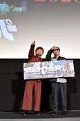 【写真】「鎧真伝サムライトルーパー」のボードを持ち客席を指さす草尾毅&西村朋紘
