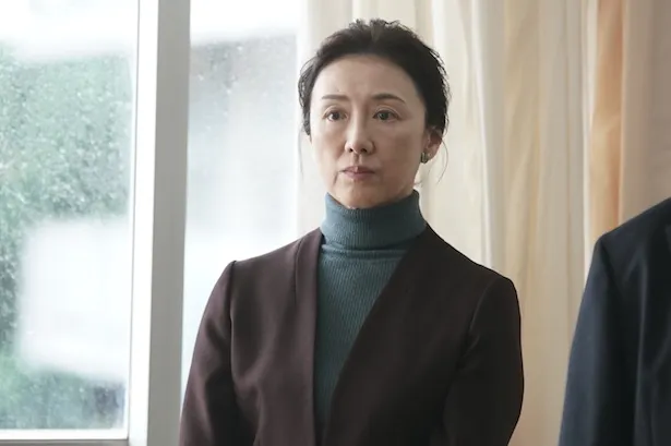 【写真】高木(間宮祥太朗)らの当時の担任だった大谷(赤間麻里子)