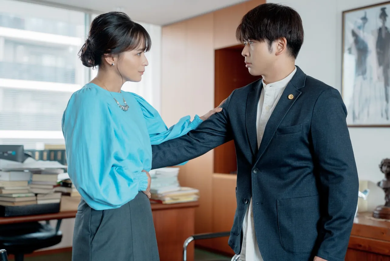 【写真】友人の妻である麗子(加藤ローサ)に寄り添う矢崎(増田貴久)