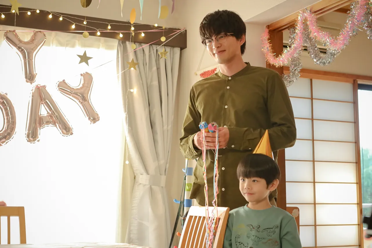 【写真】クラッカーを持ってほほ笑む白洲迅“晴海”たち