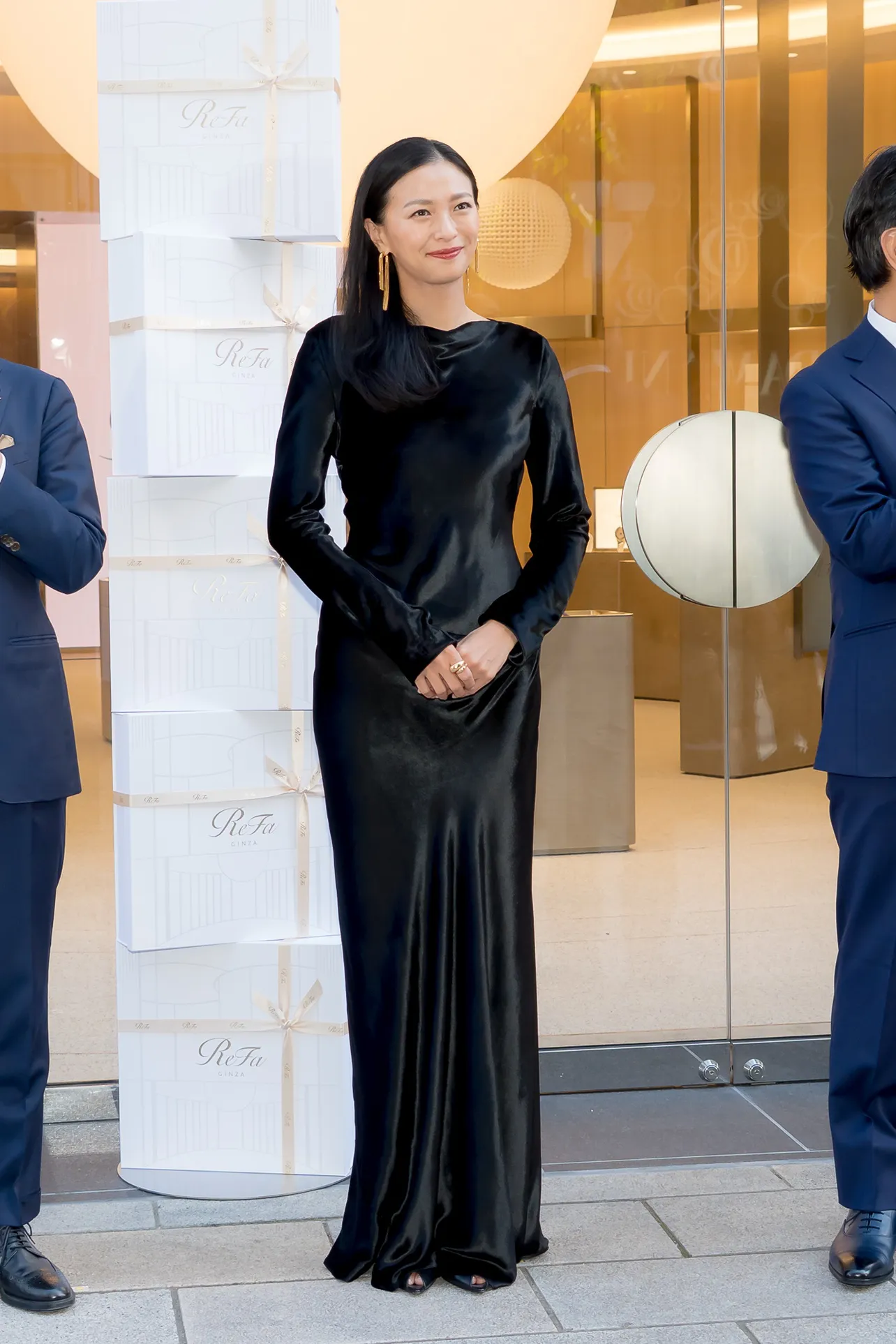 【写真】榮倉奈々、ブラックの上品ワンピで登場