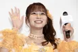 ＝LOVE・大場花菜、ミャクミャクとのツーショットに「ミャクはな最高」の声＜ベストヒット歌謡祭2025＞