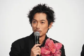 "ザワつく"出演中のディーン・フジオカ、"ちょっとだけ"プリンをパクリ<ちょっとだけエスパー>