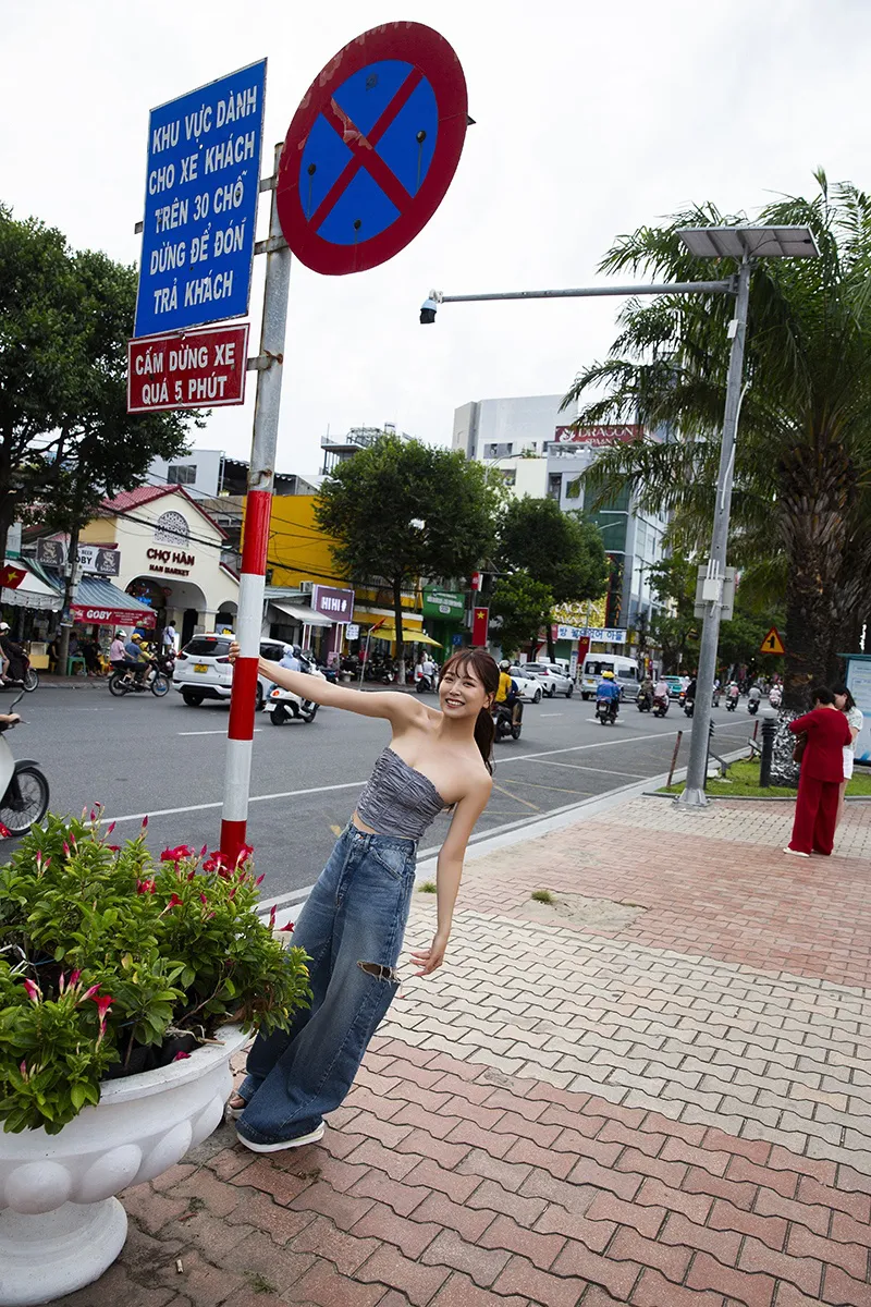 白間美瑠 写真集「MERCI」より