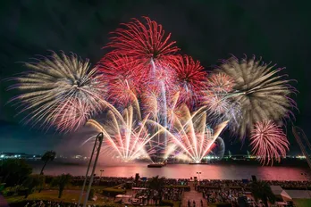 クリスマス音楽と花火がシンクロする“芸術花火”の祭典が千葉で初開催<千葉Xmas芸術花火2025>