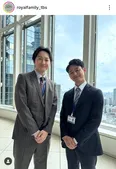 佐藤浩市＆中嶋朋子、競馬場のターフを背景に笑顔が素敵な仲良しオフショット公開＜ザ・ロイヤルファミリー＞