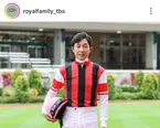 佐藤浩市＆中嶋朋子、競馬場のターフを背景に笑顔が素敵な仲良しオフショット公開＜ザ・ロイヤルファミリー＞